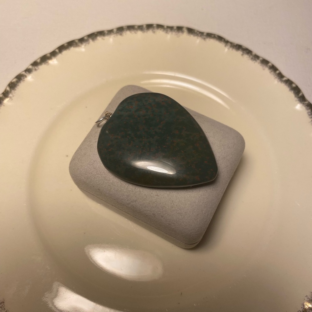 💛 Vintage Beautiful rare even pattern, heart shaped natural blood stone.